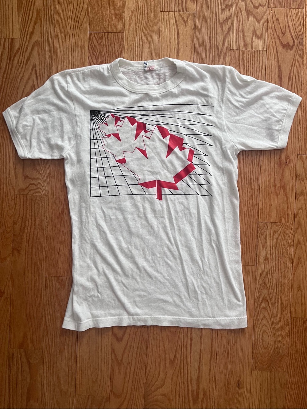 Vintage White Canada T-Shirt with Red Maple Leaf Graphic
